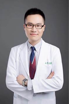 穿着白色衬衫的男人
描述已自动生成