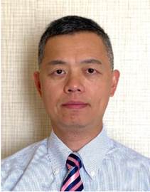 穿着蓝色衬衫打着领带的男人
描述已自动生成